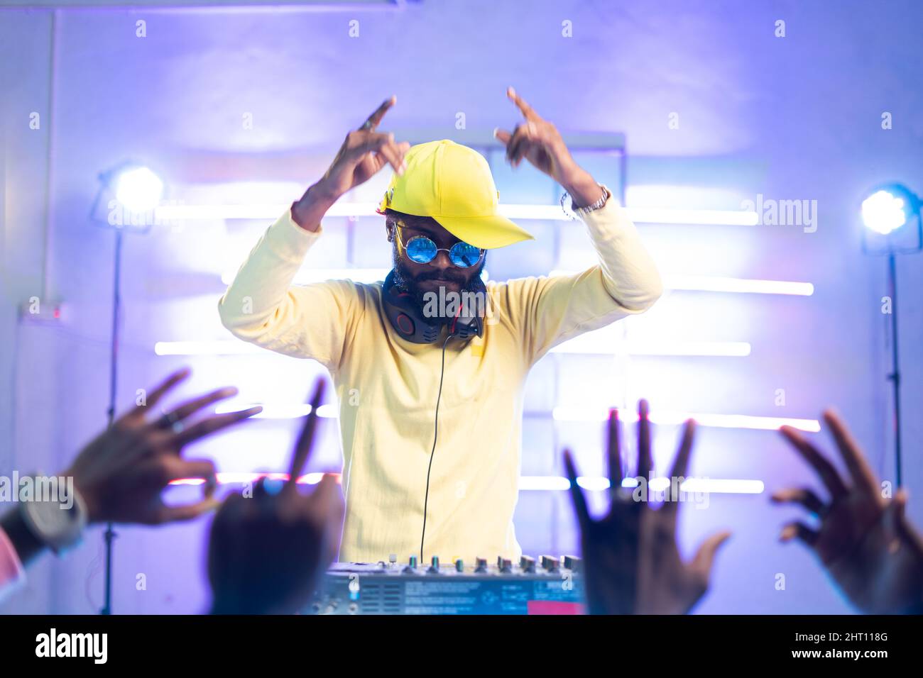 il pubblico sta sventolando la mano per la musica del lettore dj al concerto di musica - concetto del nightclub, dell'intrattenimento e del rapper dell'hip hop Foto Stock