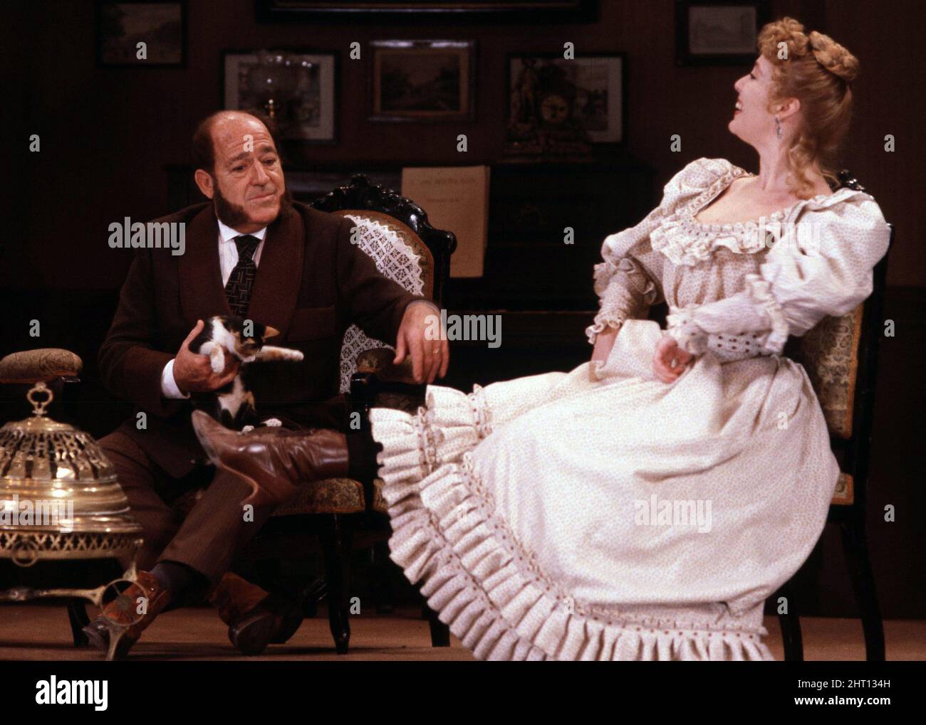 MIHURA, Miguel. ESCRITOR ESPAÑOL. MADRID 1905-1977. TEATRO.'SUBLIME DECISIONE',REPRESENTACION TEATRAL EN MADRID. Dirección/ Angel Garcia Moreno ACTORES. ANGEL DE ANDRES. VERONICA FORQUE. Foto Stock