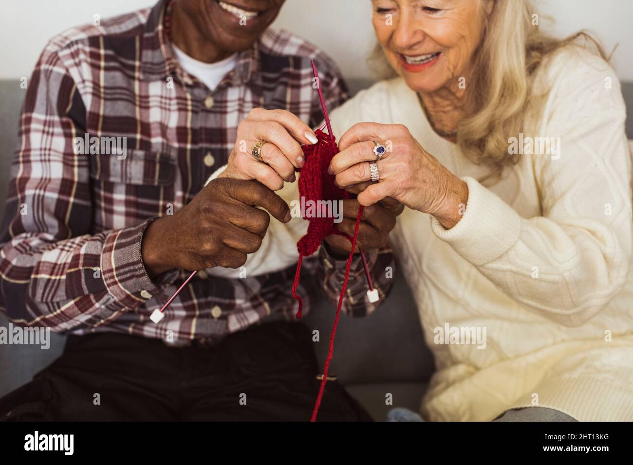 Uomo anziano e donna che si inginocchiano insieme a casa di riposo Foto Stock