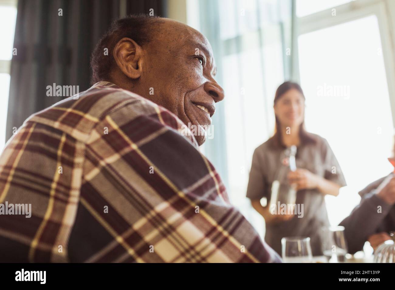 Uomo anziano contemplativo che guarda via alla casa di pensionamento Foto Stock