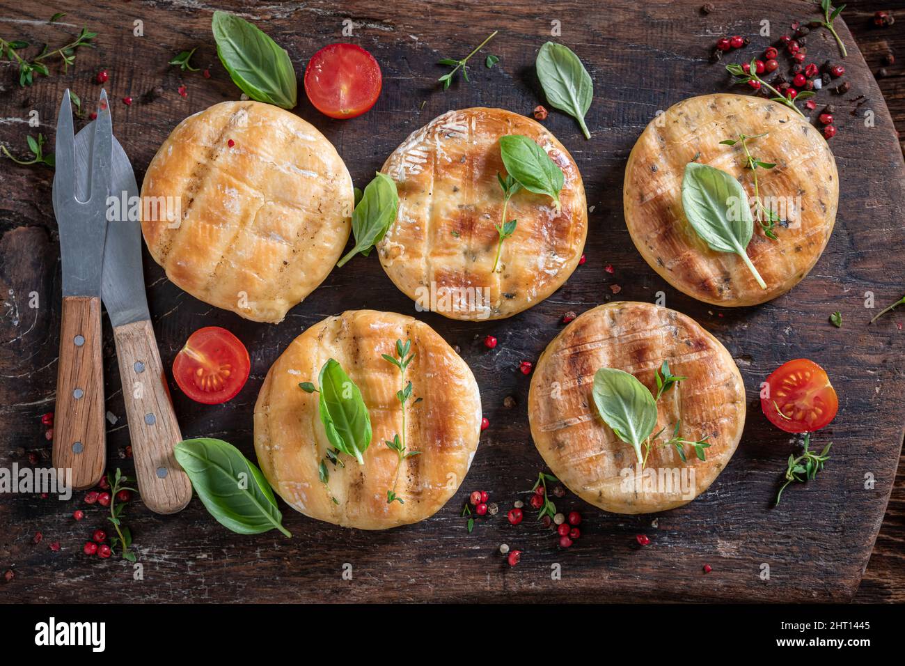 Delizioso formaggio halloumi alla griglia come prelibatezza estiva in giardino. Formaggio grigliato croccante con erbe e pepe. Foto Stock