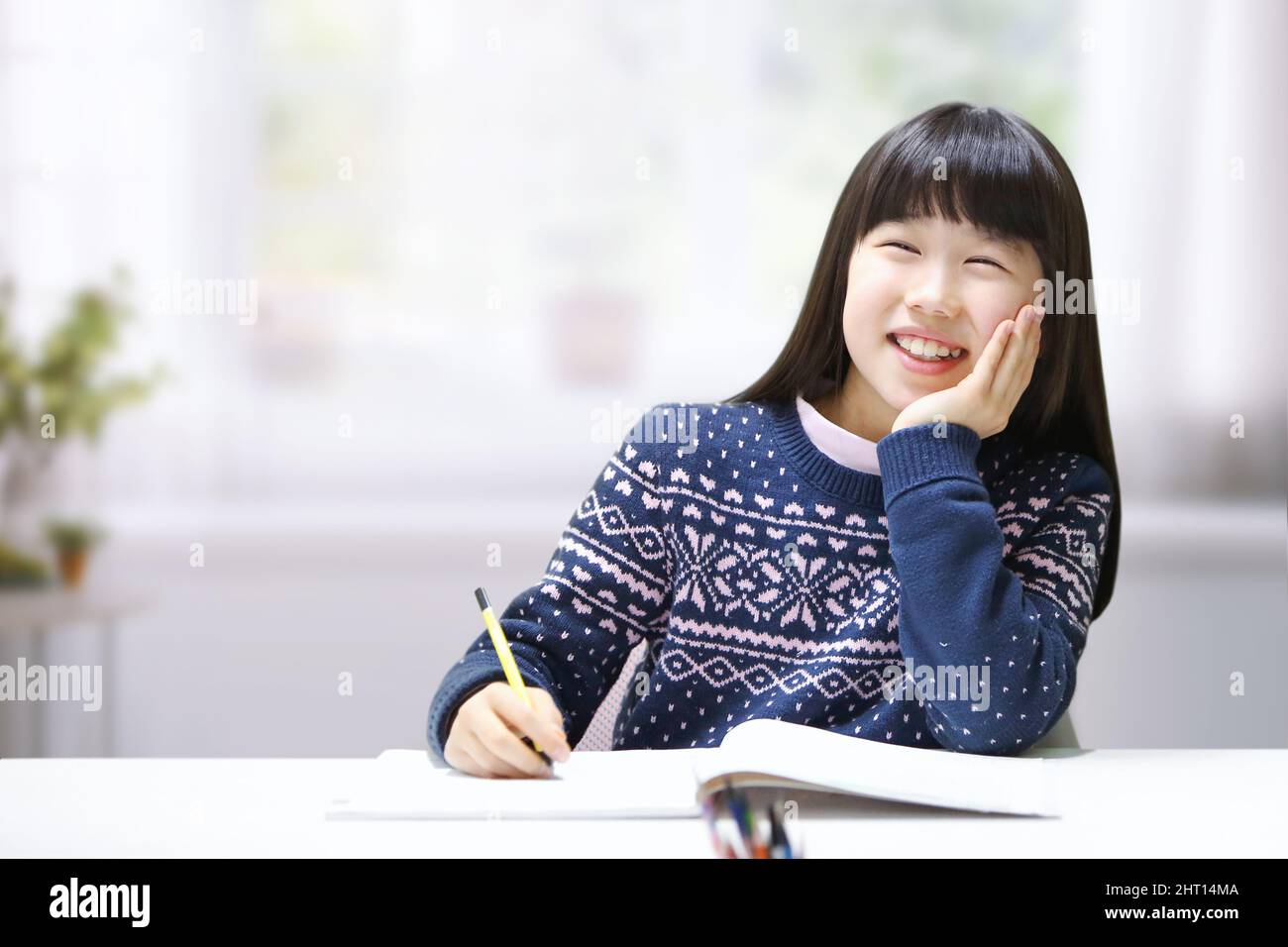 Una scuola dove studiare è divertente Una brillante espressione di studenti femminili che studiano da soli e un divertente e felice autoapprendimento diretto Foto Stock