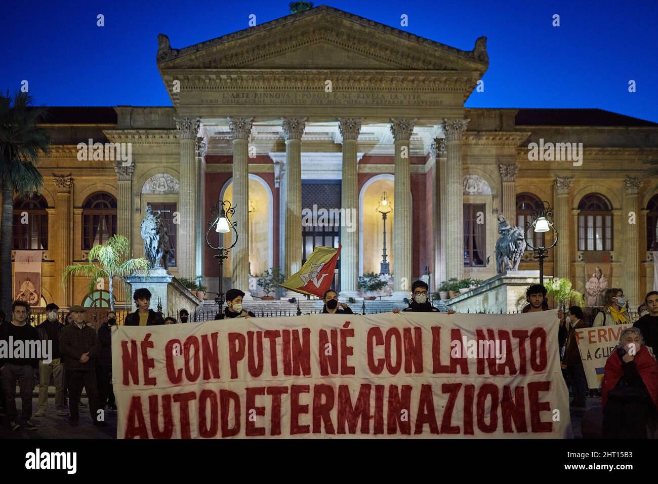 Palermo, Sicilia, Italia. 25th Feb 2022. Gli antimilitaristi, appartenenti a movimenti di estrema sinistra, centri sociali e sindacati, hanno dimostrato a Palermo, contro la guerra in Ucraina, ma anche contro la NATO, gli Stati Uniti e le forze armate italiane. Le proteste con la bandiera recita: "No Putin, No NATO. Autodeterminazione'' di fronte al Teatro massimo. (Credit Image: © Victroria Herranz/ZUMA Press Wire) Credit: ZUMA Press, Inc./Alamy Live News Foto Stock