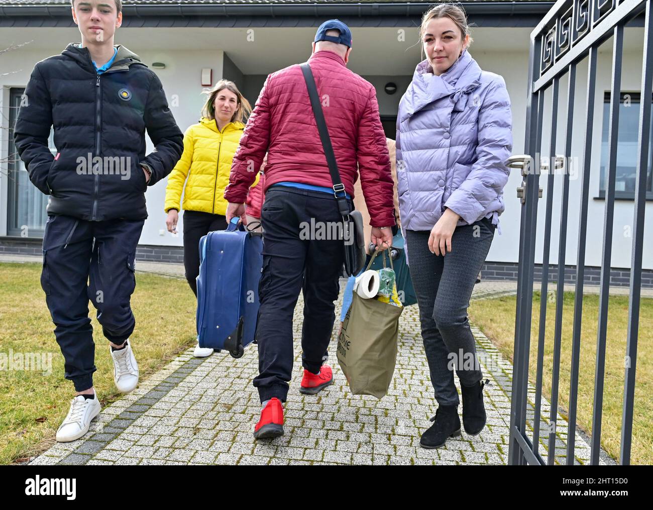 Slubice, Polonia. 26th Feb 2022. La famiglia Ucraina Czuzman di Lviv (Lemberg tedesco) è assunta da una famiglia privata. Il padre della famiglia Ucraina Czuzman, che lavora a Slubice, aveva preso la sua famiglia dal confine polacco-ucraino. Ora i sette membri della famiglia vivono nella casa di una famiglia polacca. Lo stesso giorno arrivarono a Francoforte (Oder) e la vicina città polacca di Slubice i primi rifugiati di guerra provenienti dall'Ucraina. Credit: Patrick Pleul/dpa-Zentralbild/dpa/Alamy Live News Foto Stock