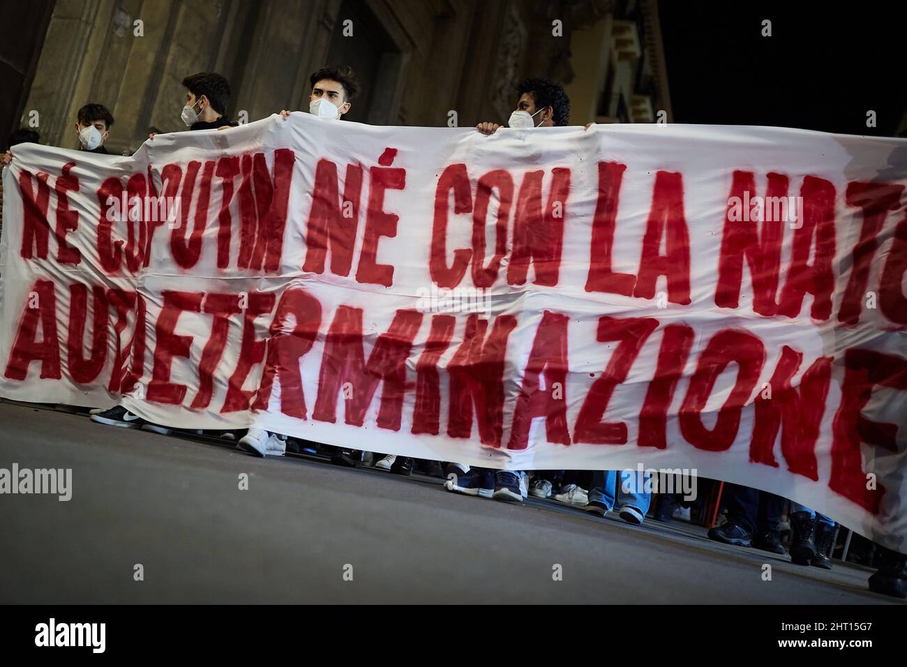 Palermo, Sicilia, Italia. 25th Feb 2022. Gli antimilitaristi, appartenenti a movimenti di estrema sinistra, centri sociali e sindacati, hanno dimostrato a Palermo, contro la guerra in Ucraina, ma anche contro la NATO, gli Stati Uniti e le forze armate italiane. Le proteste con la bandiera recita: "No Putin, No NATO. Autodeterminazione'' in via Maqueda. (Credit Image: © Victroria Herranz/ZUMA Press Wire) Credit: ZUMA Press, Inc./Alamy Live News Foto Stock