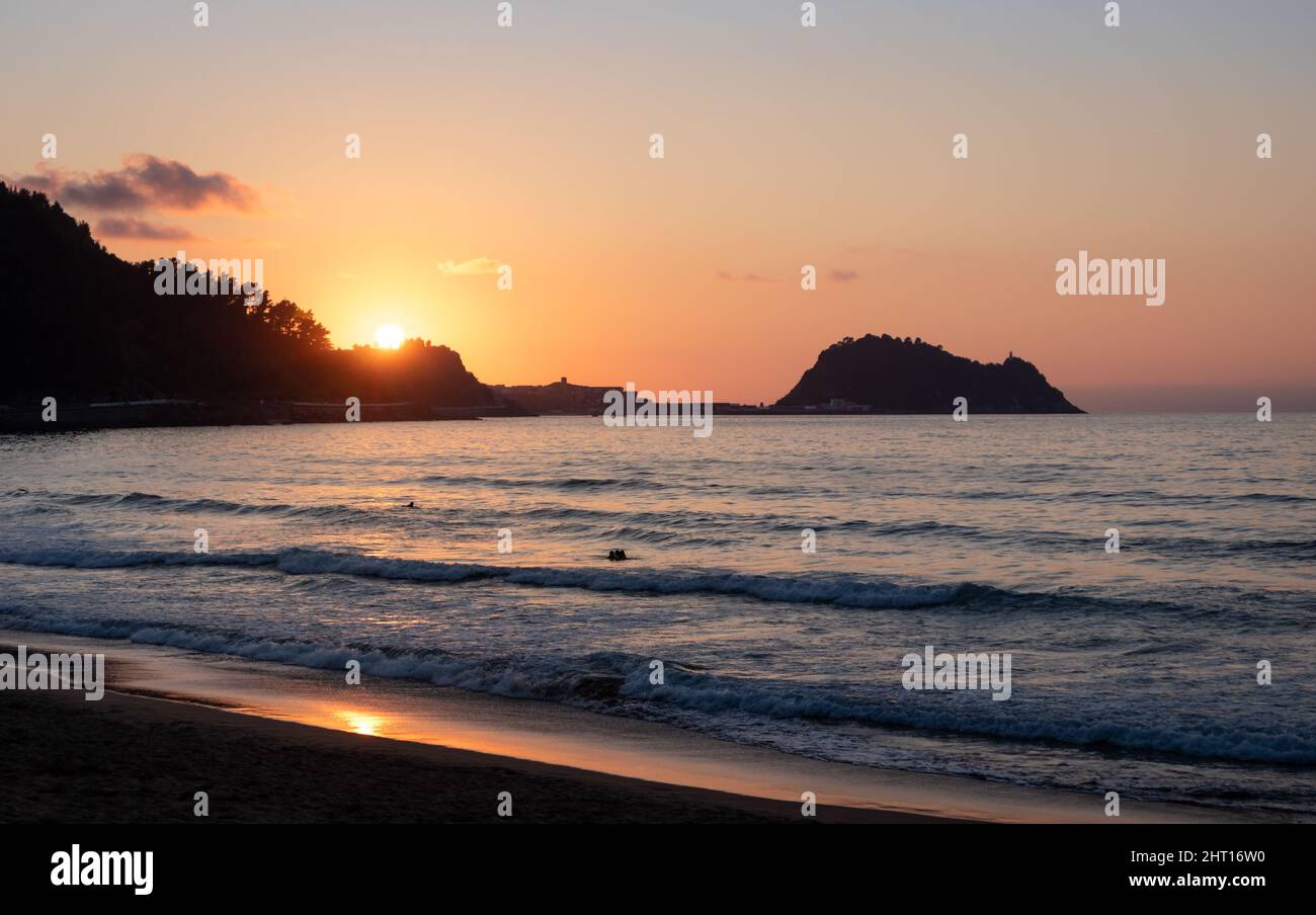 Ratón de Getaria famoso punto di riferimento al tramonto sul mare, foto scattata dalla spiaggia di Zarautz, Paesi Baschi, Guipúzcoa, Spagna. Foto Stock