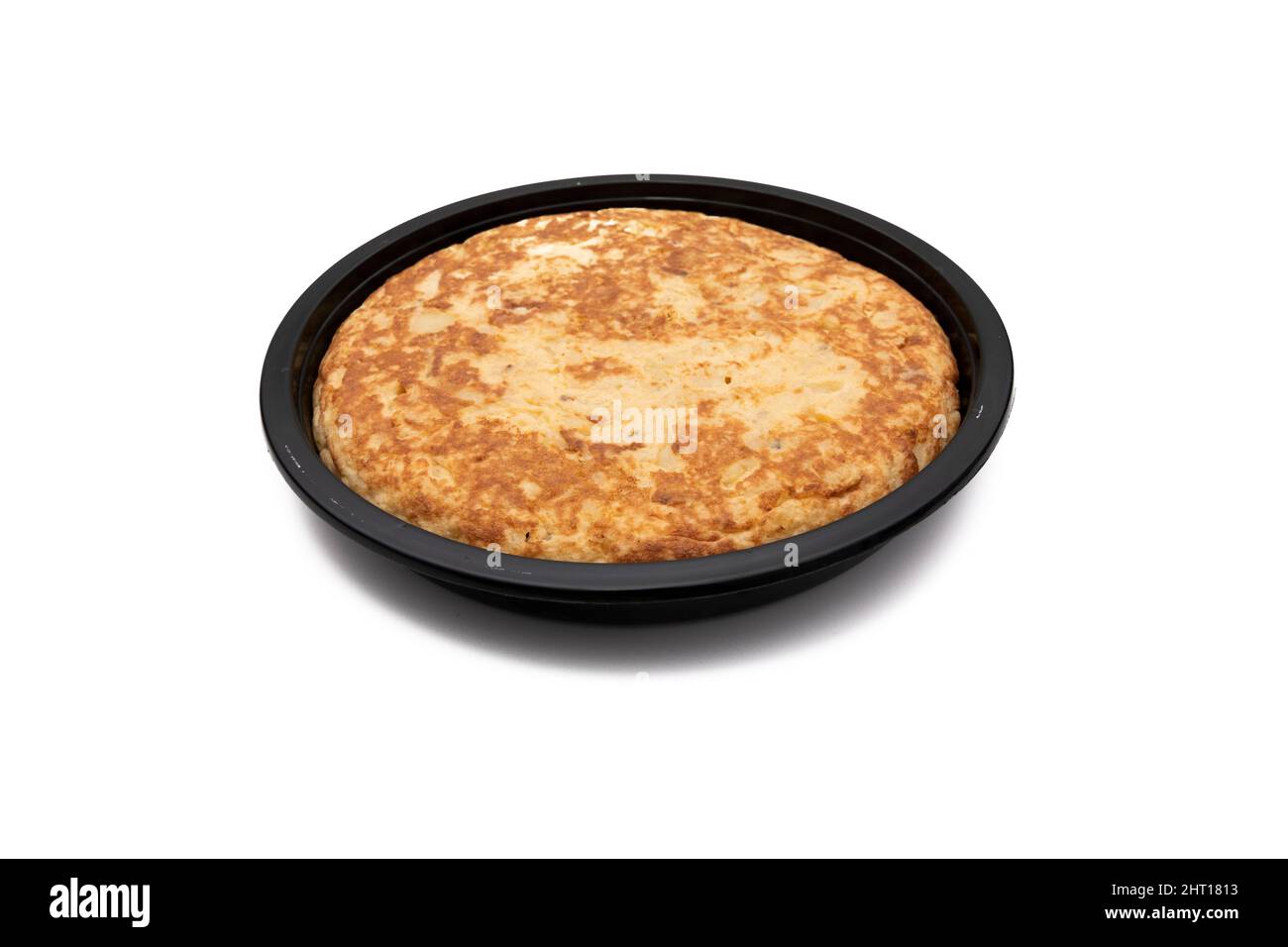 Frittata di patate in un contenitore di plastica. Isolato su sfondo bianco. Concetto di cibo preparato. Foto Stock