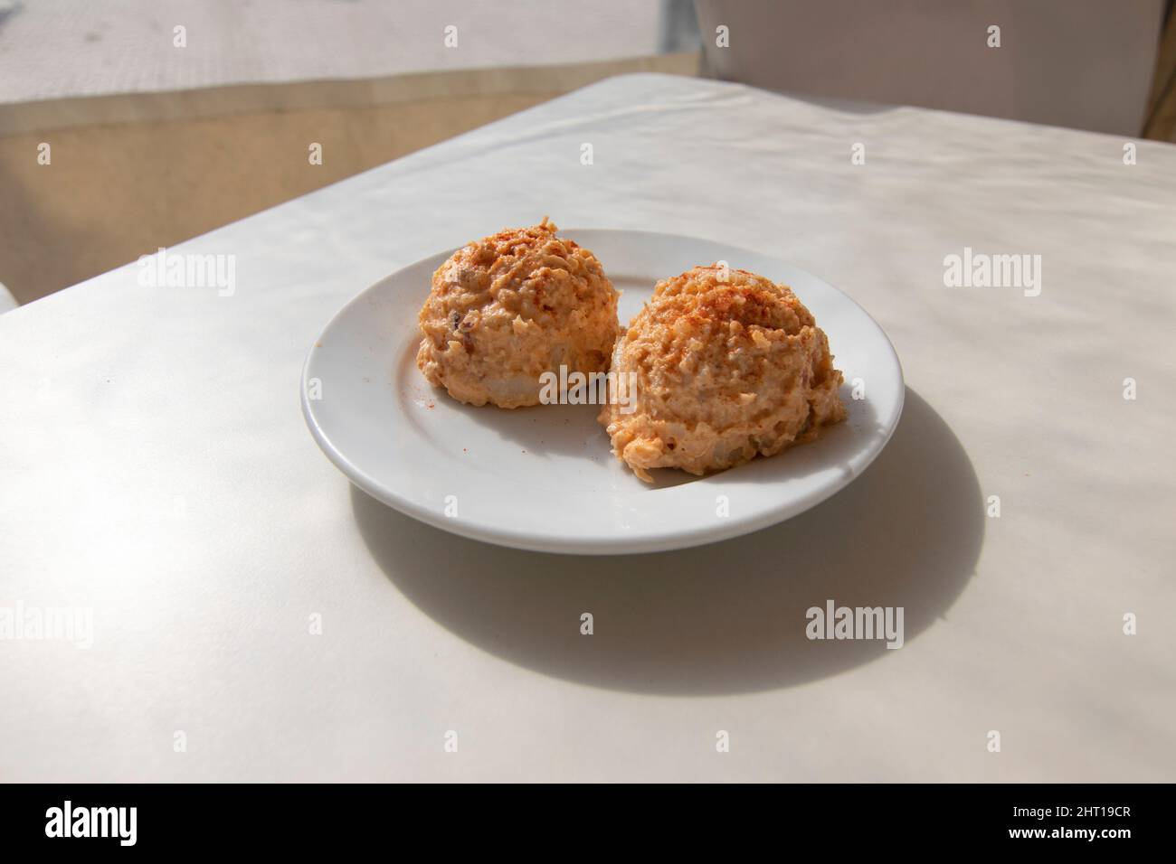 Insalata di polpo, in forma di palla servita su un piatto. Concetto di cucina spagnola. Foto Stock