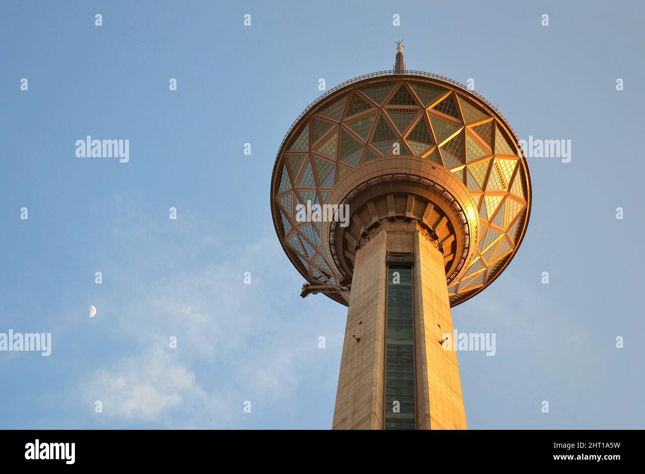 Teheran, Iran - 10 giugno 2019: Milad Lookout Tower (Borj-e Milad) a Teheran. Milad Tower è il monumento più importante di Teheran dopo il Monum Azadi Foto Stock