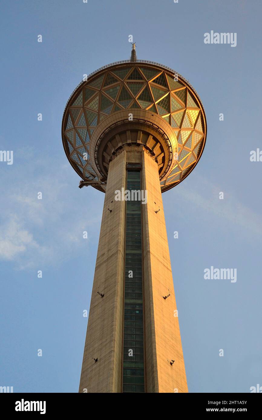 Teheran, Iran - 10 giugno 2019: Milad Lookout Tower (Borj-e Milad) a Teheran. Milad Tower è il monumento più importante di Teheran dopo il Monum Azadi Foto Stock
