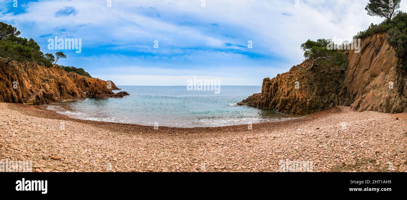 Il torrente Saint Barthelemy, spiaggia deserta sulla costa di Esterel sulla Costa Azzurra. Foto Stock