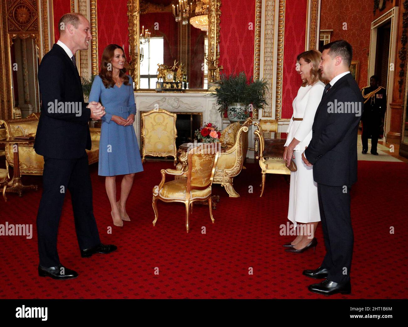 Foto di archivio datata 07/10/20 del Duca e della Duchessa di Cambridge incontro il Presidente dell'Ucraina, Volodymyr Zelensky, e sua moglie, Olena, durante un'udienza a Buckingham Palace, Londra. Il Duca e la Duchessa di Cambridge hanno detto in un tweet personale che 'stanno' con il popolo ucraino mentre 'combattono coraggiosamente' per il loro futuro. Data di emissione: Sabato 26 febbraio 2022. Foto Stock