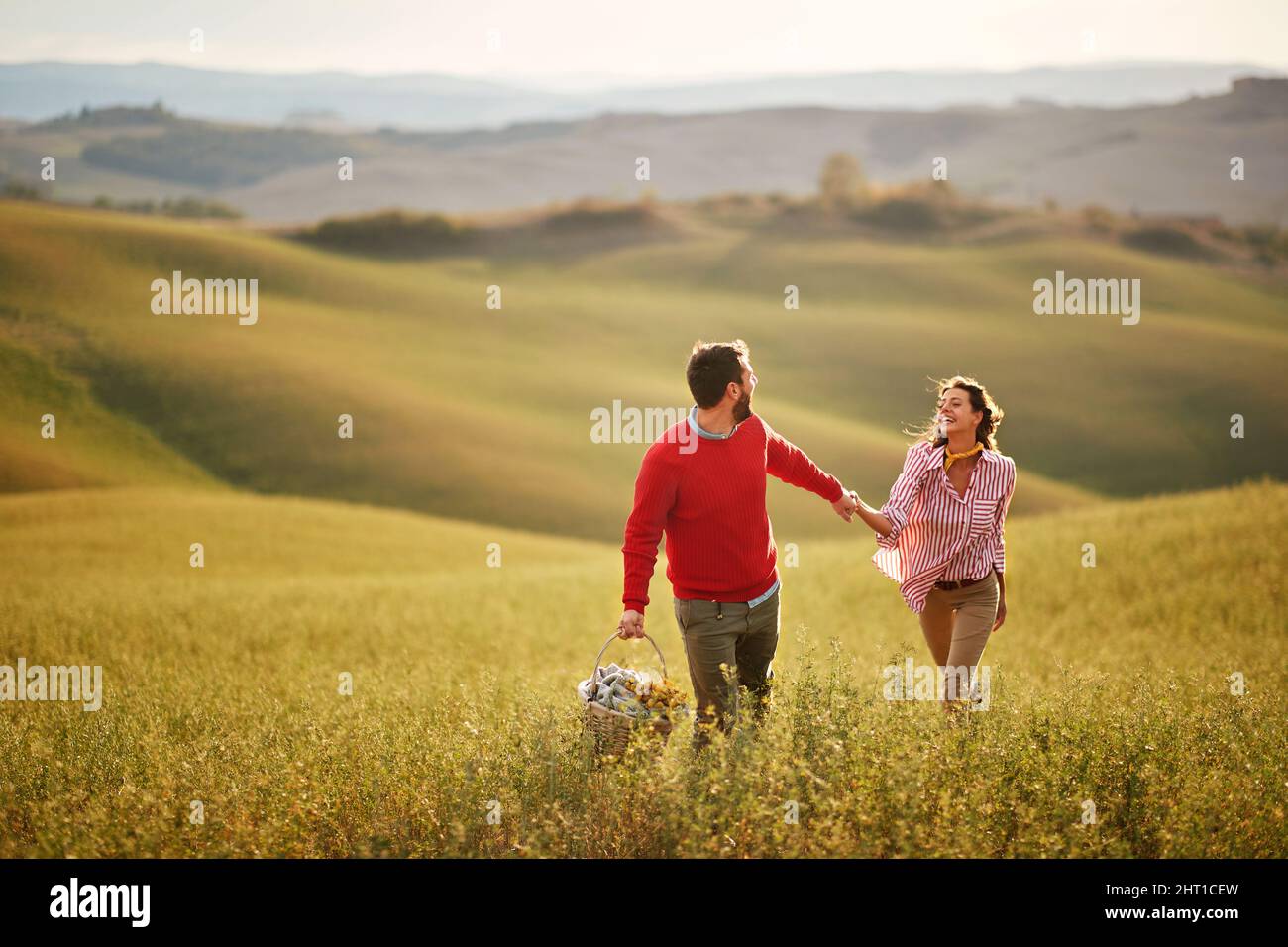 Giovane femmina felice e maschio divertirsi in natura Foto Stock