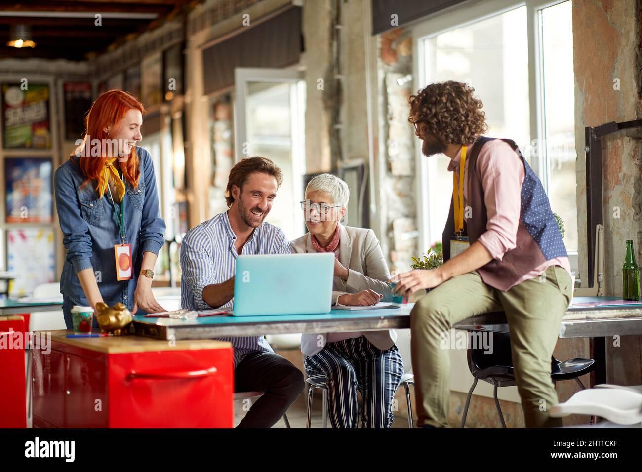 gruppo di persone caucasiche, diverse età e sesso, che lavorano insieme in un ufficio open space Foto Stock