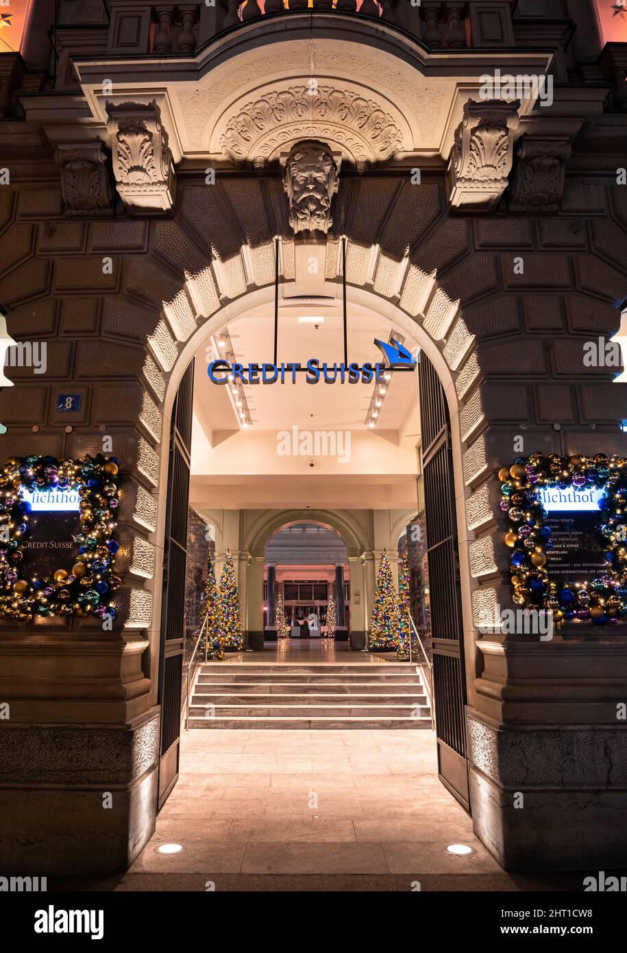 Zurigo, Svizzera - 30 dicembre 2021: Vista notturna presso la sede centrale del Credit Suisse a Paradeplatz a Zurigo. Foto Stock