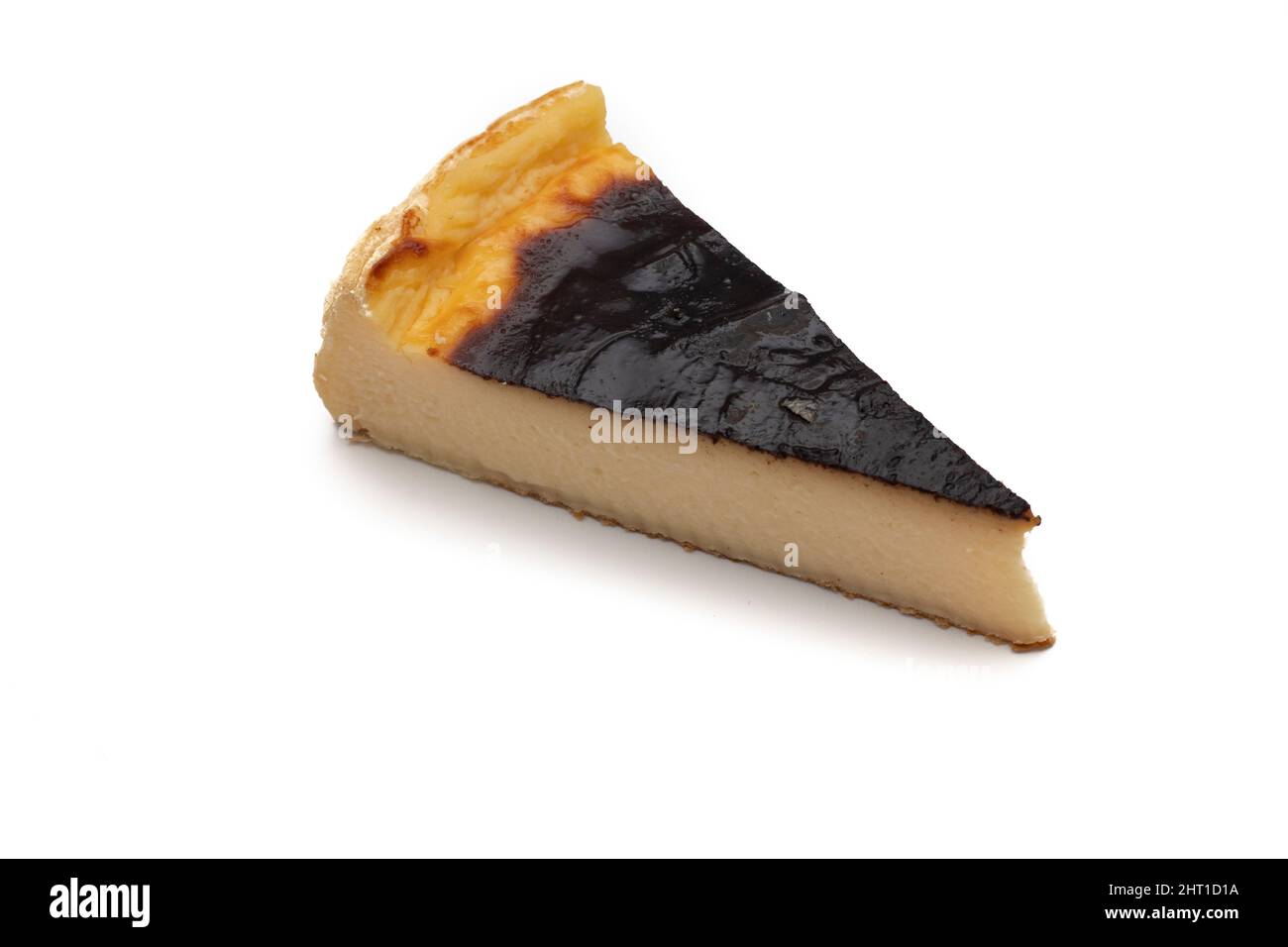 Un delizioso pezzo di flan al forno. Isolato su sfondo bianco. Foto Stock
