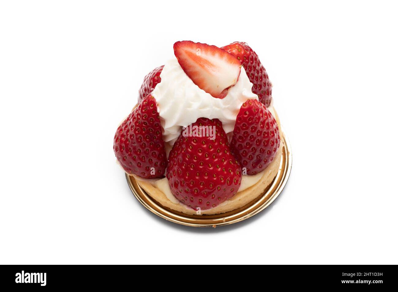 Una deliziosa torta di fragole e crema, di forma rotonda. Isolato su sfondo bianco. Foto Stock