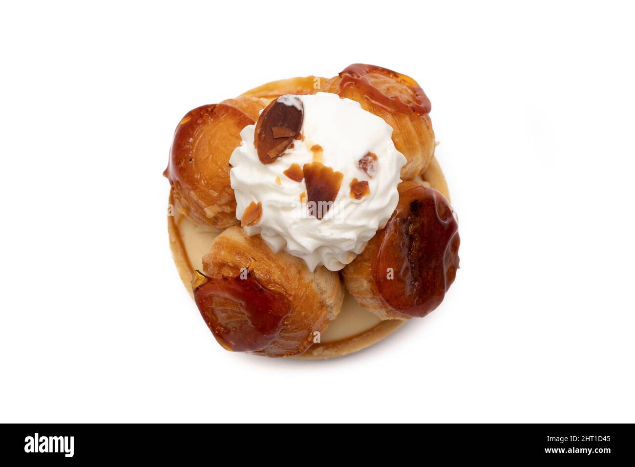 Una deliziosa torta di profiterole. Isolato su sfondo bianco. Foto Stock