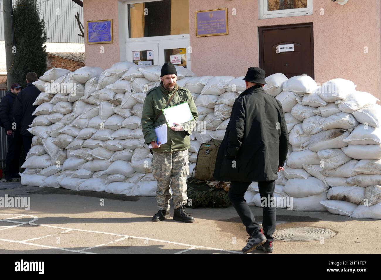 Ivano Frankivsk, Ucraina. 25th Feb 2022. IVANO-FRANKIVSK, UCRAINA - 25 FEBBRAIO 2022 - l'ufficio di registrazione e di ascolto militare della città recluta volontari che desiderano entrare a far parte della forza di difesa territoriale, Ivano-Frankivsk, Ucraina occidentale. Credit: Ukrinform/Alamy Live News Foto Stock