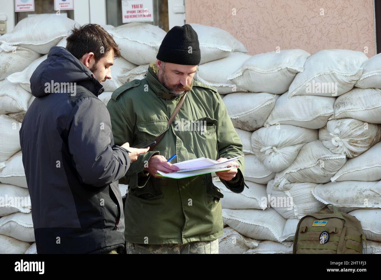 Ivano Frankivsk, Ucraina. 25th Feb 2022. IVANO-FRANKIVSK, UCRAINA - 25 FEBBRAIO 2022 - un volontario entra a far parte della forza di difesa territoriale presso l'ufficio di registrazione e di ascolto militare della città, Ivano-Frankivsk, Ucraina occidentale. Credit: Ukrinform/Alamy Live News Foto Stock