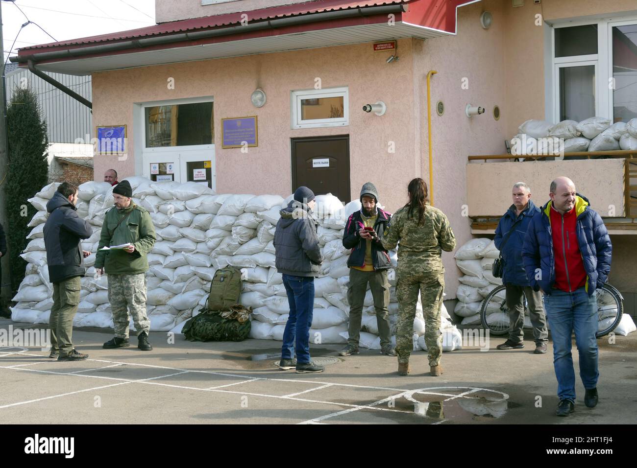 Ivano Frankivsk, Ucraina. 25th Feb 2022. IVANO-FRANKIVSK, UCRAINA - 25 FEBBRAIO 2022 - l'ufficio di registrazione e di ascolto militare della città recluta volontari che desiderano entrare a far parte della forza di difesa territoriale, Ivano-Frankivsk, Ucraina occidentale. Credit: Ukrinform/Alamy Live News Foto Stock