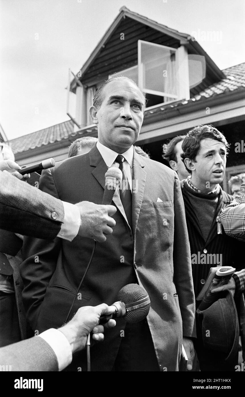 Inghilterra giocatori di squadra a Roehampton, rilassante, allenamento in vista della finale della Coppa del mondo di domani, nella foto di venerdì 29th luglio 1966. Il manager Alf Ramsey risponde alle domande dei giornalisti durante la sessione. Foto Stock