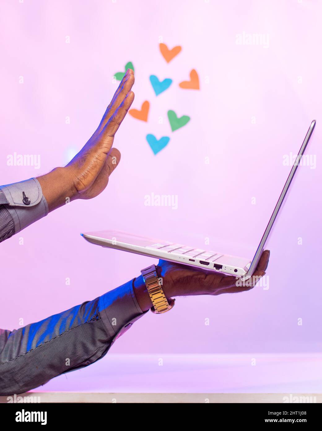 L'uomo nero che ondeggiava al suo schermo del laptop mentre fa una videochiamata - concetto datante in linea Foto Stock