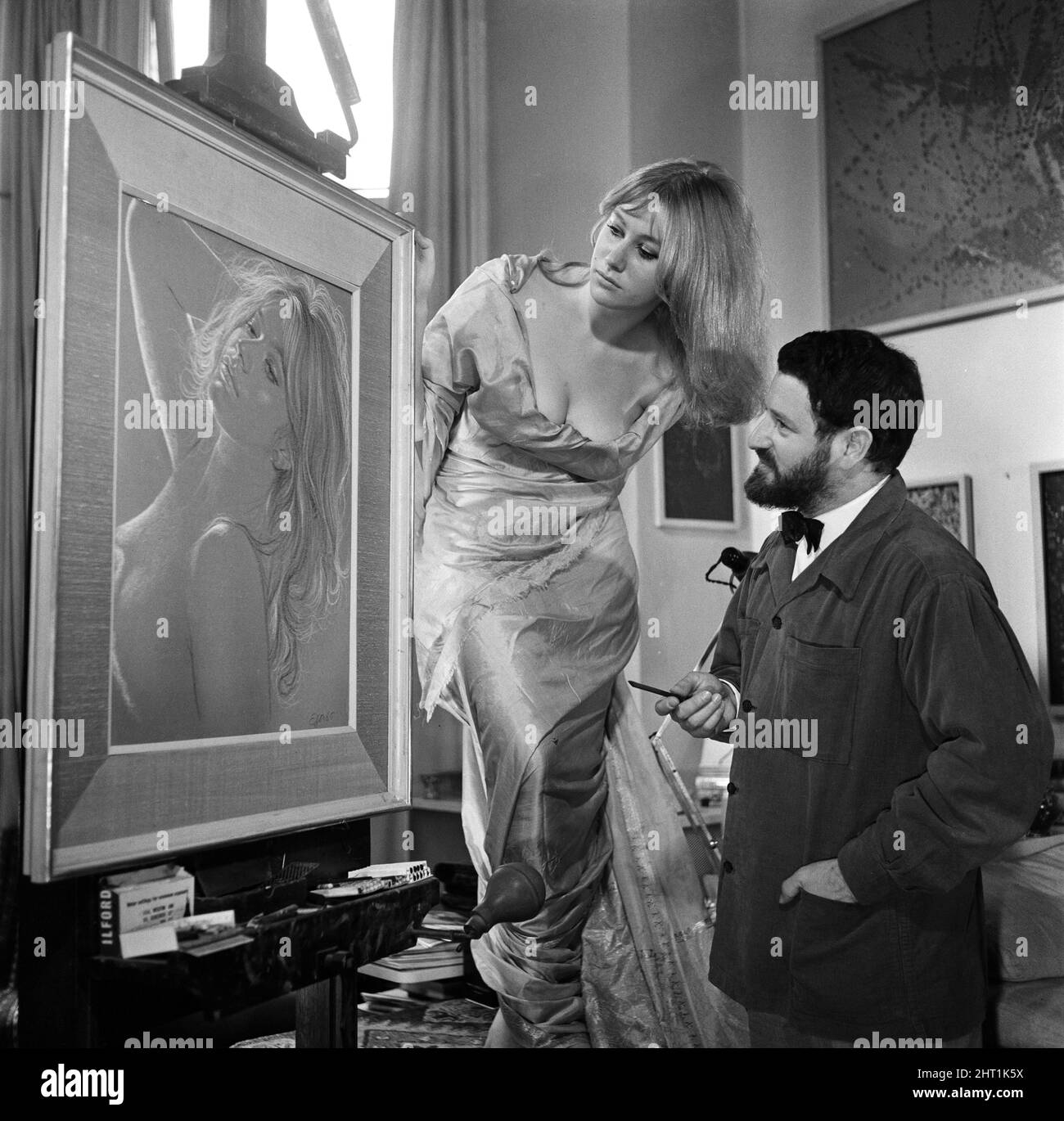 Helen Mirren, stella di Cleopatra al vecchio Vic, ha avuto molti film un ritardo offerte, ma li ha girati tutti giù per continuare i suoi studi alla scuola di dramma per un altro anno. 20 Quando era in un ristorante l'artista Hampstead Nicholas Egon la ha avvistata e ha voluto dipingerla. Helen e Nicholas sono raffigurati nel suo studio Hampstead con il dipinto. 5th ottobre 1965. Foto Stock