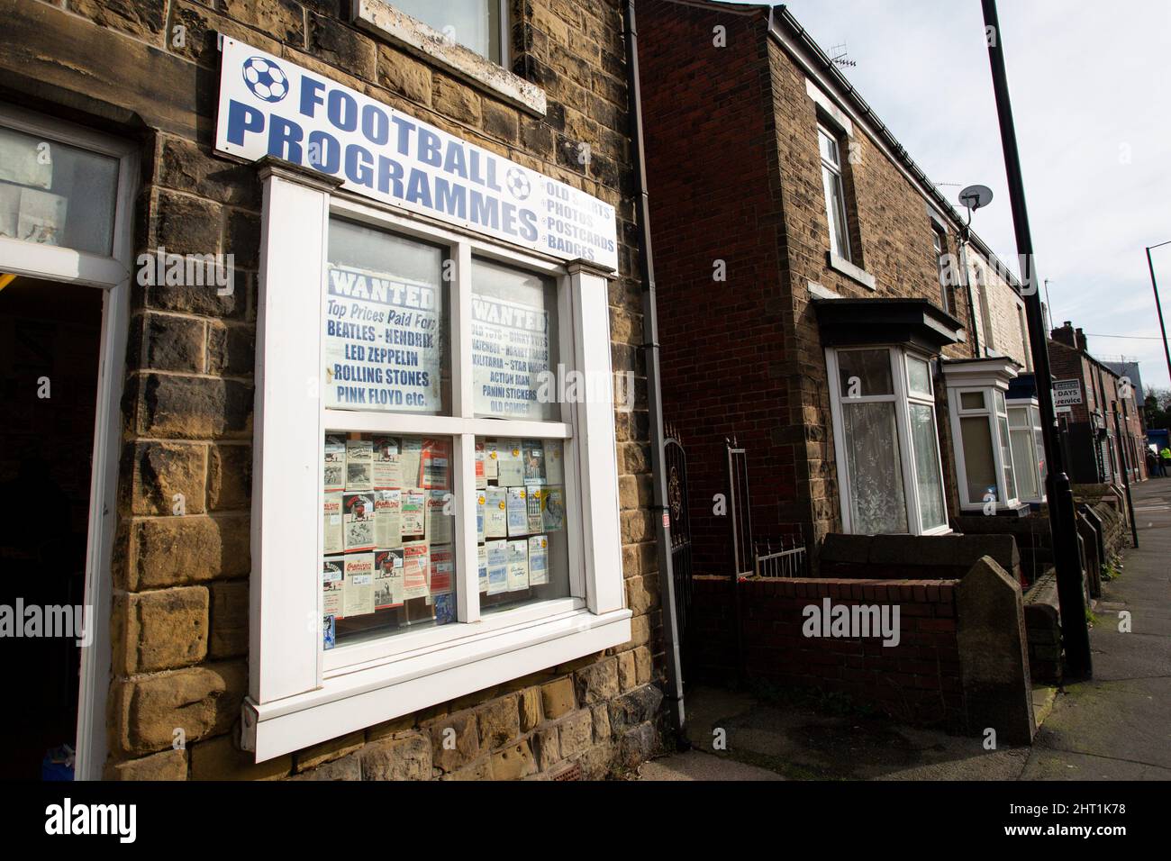 Sheffield, Regno Unito. 26th Feb 2022. Un negozio di rivenditori di programmi di calcio vicino alla fine della corsia di leppings dell'Hillsborough Stadium, Home Stadium di Sheffield Mercoledì a Sheffield, Regno Unito il 2/26/2022. (Foto di ben Early/News Images/Sipa USA) Credit: Sipa USA/Alamy Live News Foto Stock