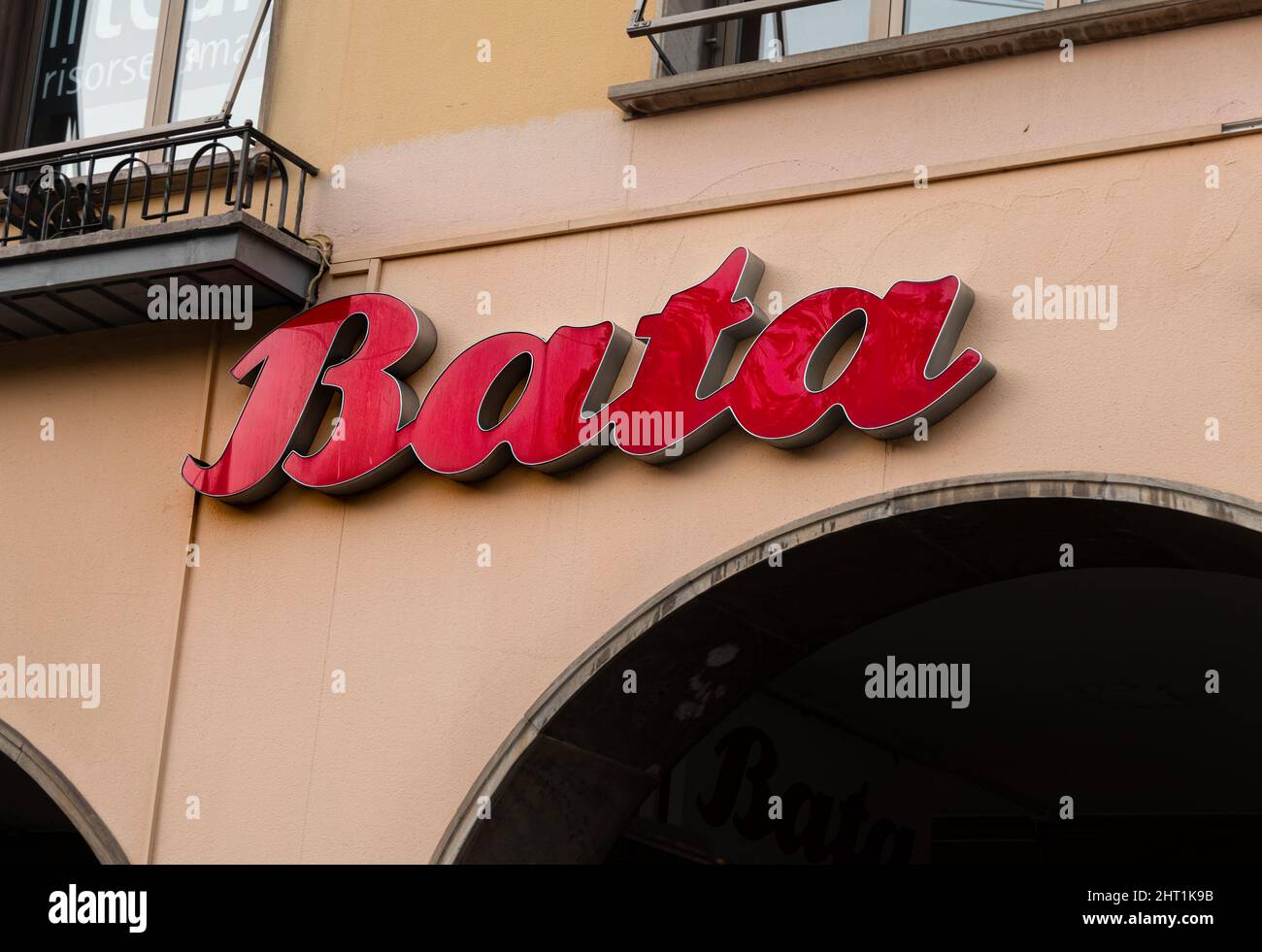 Locarno, Svizzera - 29 dicembre 2021: Bata Corporation è una multinazionale ceca produttrice di calzature e accessori di moda Foto Stock
