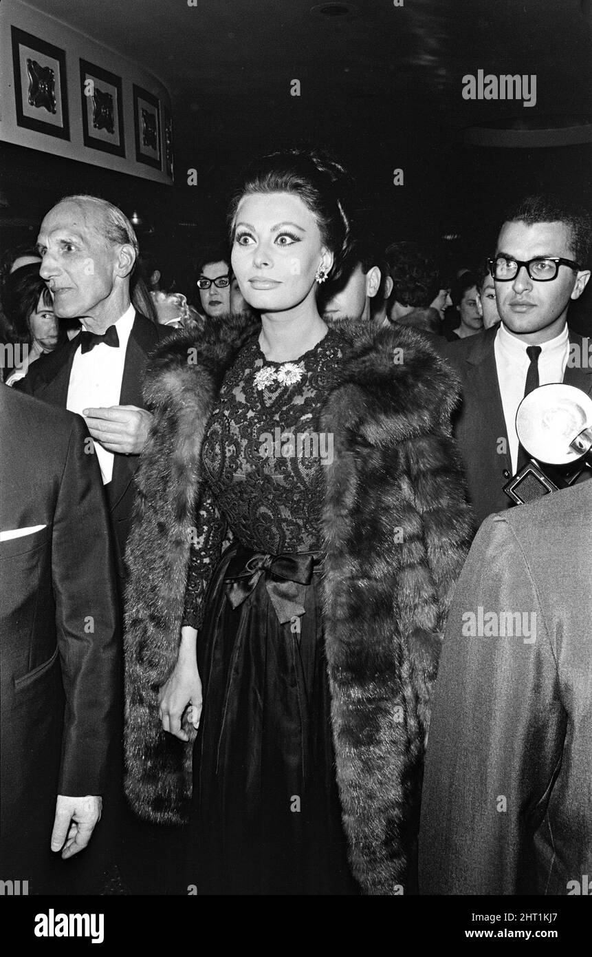 Sophia Loren al Premier di 'Operation Crossbow' all'Empire Theatre, Leicester Square. 19th maggio 1965. Foto Stock