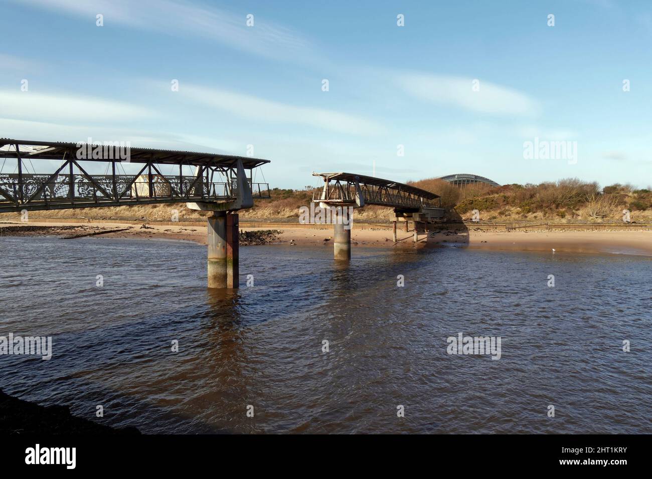 Il ponte scorrevole, noto anche come il ponte dell'invenzione scozzese, collegava il museo Big idea sulla penisola di Ardeer a Irvine , North Ayrshire, Scozia, UK Foto Stock