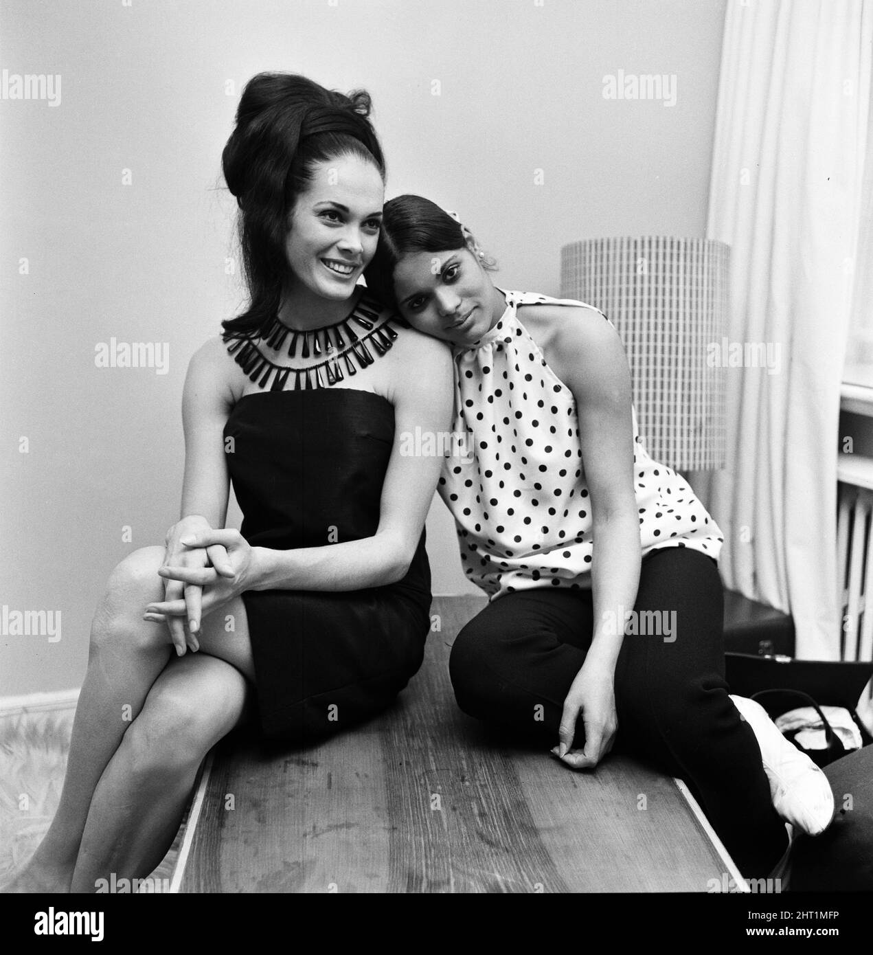 Martine Beswick, di 23 anni, lascia Londra stasera per Rio dove parteciperà al Rio Film Festival che promuove i film di James Bond. La sua sorella Laurellie di 20 anni le ha fatto un guardaroba emozionante. Laurellie è attualmente un'infermiera, ma sta cedendo per essere lanciato nel mondo della moda come Laurellie Ltd. 15th settembre 1965. Foto Stock