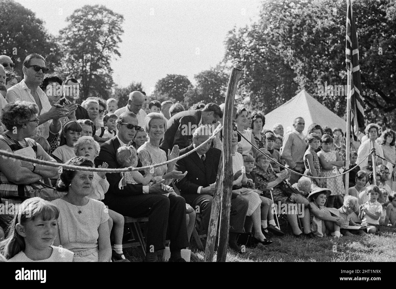 Il Principe Edoardo, Duca di Kent e Katharine, Duchessa di Kent a Iver Fair, Buckinghamshire, con i loro figli George e Helen Windsor. 20th settembre 1966. Foto Stock