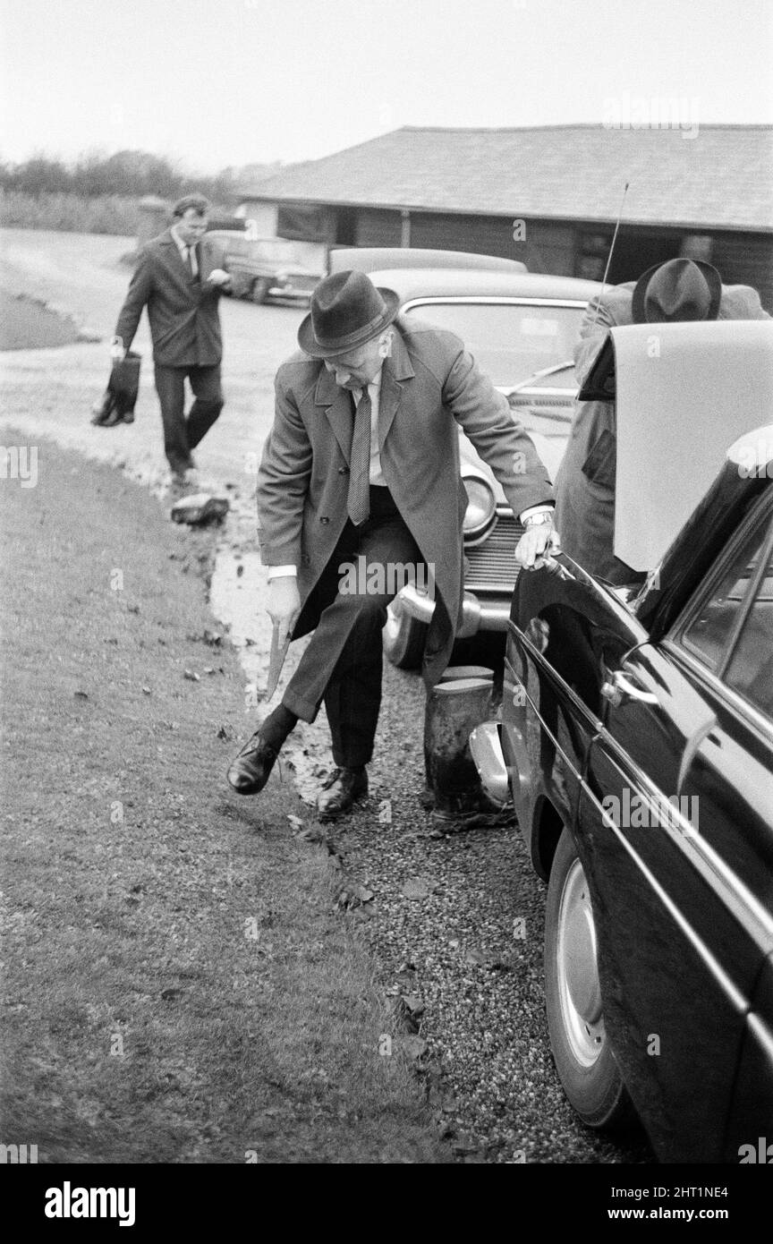 Harry Roberts voleva in connessione con la sparatoria di tre poliziotti londinesi è stato ricattato oggi in un bosco presso Bishops Stortford in Herts. Roberts, che è stato voluto per più di tre mesi, ha ceduto senza una lotta alla polizia sgt Peter Smith. In una tenda camuffata ai margini della polizia di Thorley Wood scoprì uno dei nascondigli più sapientemente inventati mai conosciuti dove Roberts ha vissuto per le ultime sei settimane. La tenda è alta 5ft al suo punto più alto e mimetriata da un foglio di plastica e conteneva un'abbondante fornitura di cibo e di carburante. Un camping-bed e una sedia in alluminio come noi Foto Stock