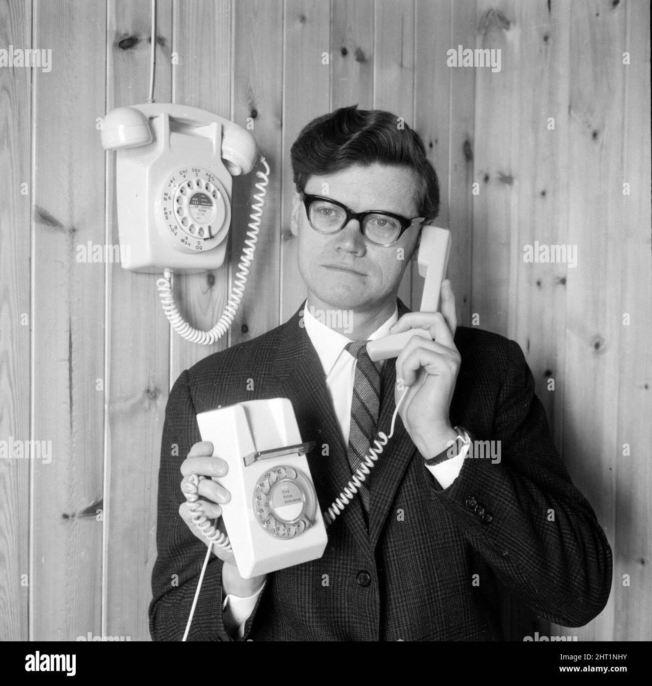 Arthur Smith dimostra il nuovo trimmone, a differenza di un telefono Dial montato sul muro maggio 1966. Invenzioni di comunicazione Telecomunicazioni Foto Stock