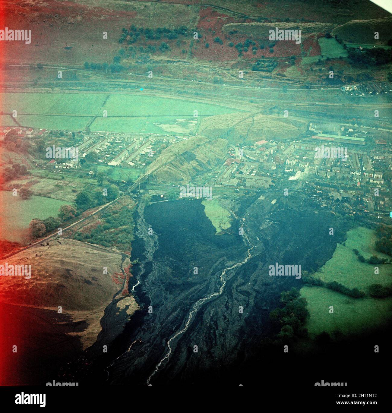 Foto aerea che mostra la scena del disastro ad Aberfan, Galles del Sud. 21st ottobre 1966 alle ore 9,15 di venerdì 21 ottobre 1966, dopo giorni di pioggia, una punta di rifiuti minerari scivolò lungo una montagna nel villaggio di Aberfan, vicino a Merthyr Tydfil nel Galles del Sud. Prima distrusse un cottage fattoria nel suo percorso, uccidendo tutti gli occupanti, prima di inghiottire 20 case e Pantglas Junior School dove gli allievi erano appena tornati a classe dopo aver cantato 'tutte le cose luminose e belle' in riunione. Il pedaggio era 144 morti, 116 di loro bambini immagine presa da Frank Charman immagine presa circa 21st ottobre 1966The e. Foto Stock