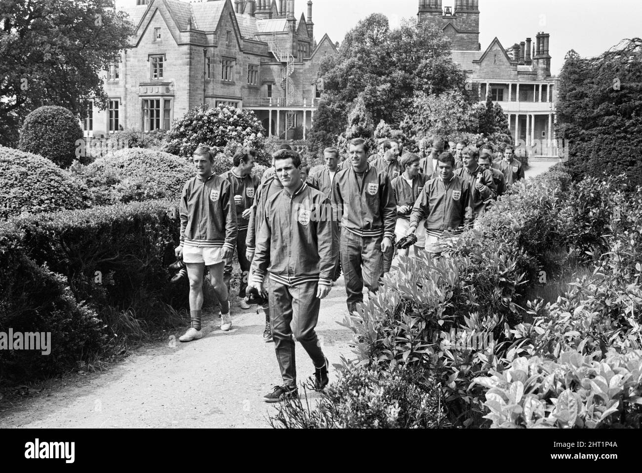 I preparativi dell'Inghilterra per le finali della Coppa del mondo di luglio stanno calando. Alf Ramsey, il team manager ha riunito 27 giocatori a Lilleshall, Shropshire, per 12 giorni di allenamento. Il prossimo venerdì chiamerà il 22 per il tour continentale, e questi uomini, dice, "saranno la squadra della Coppa del mondo". Il problema è, quale 5 di lasciare fuori? L'onorevole Ramsey spera di trovare la risposta durante la formazione: "Anche se sarà la decisione più dura che abbia mai dovuto prendere.” La nostra foto mostra i giocatori che si fanno strada dalla Sala del Residence. 9th giugno 1966 Foto Stock