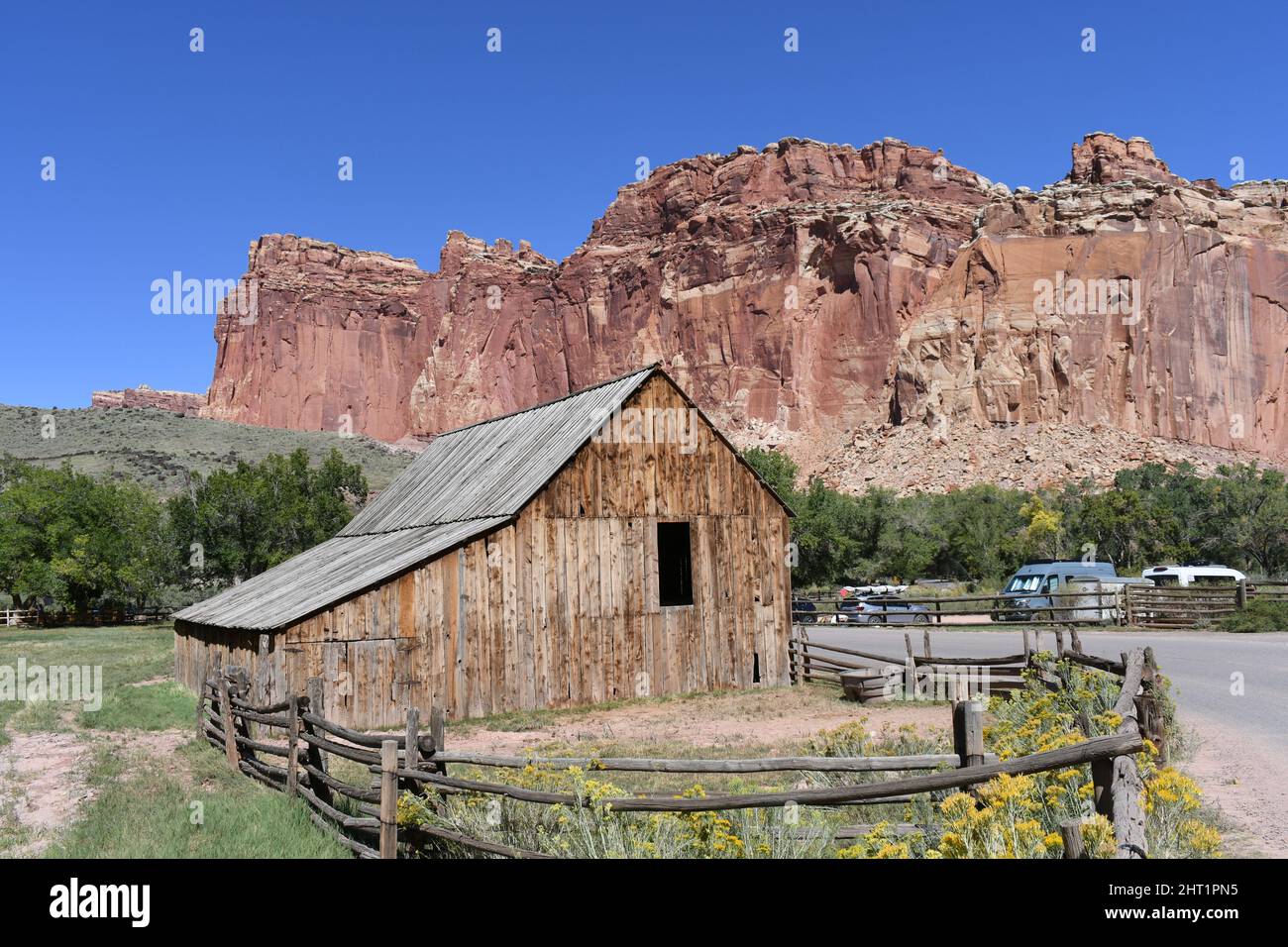 Vista di Gifford Barn ancora una volta il distretto storico rurale Fruita del Capitol Reef National Park, Utah Foto Stock