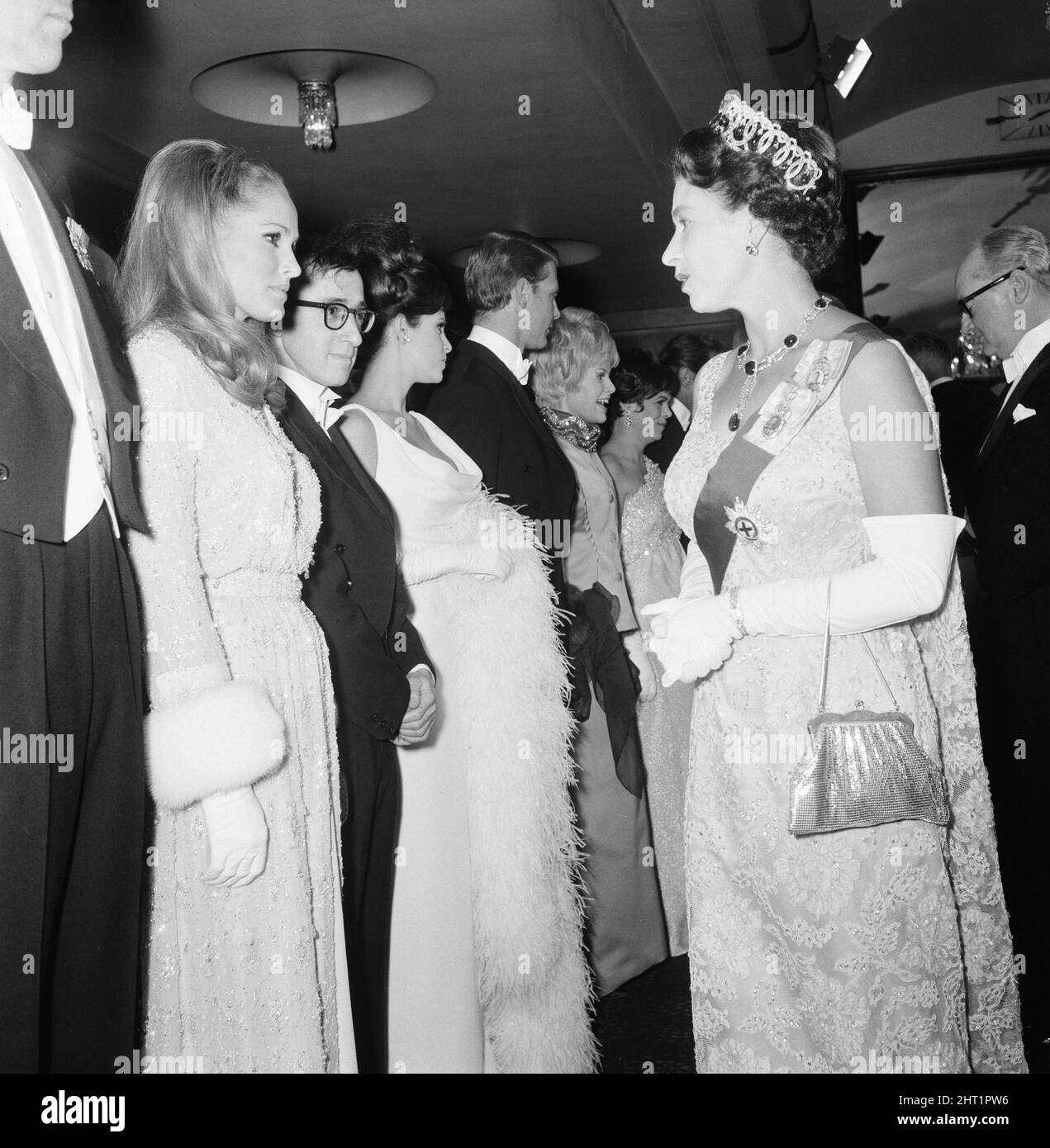 Born Free 1966, Royal Film Performance, The Odeon, Leicester Square, Londra, Lunedì 14th marzo 1966. La nostra foto mostra... Ursula Andress incontra la Regina, anche nella foto, Woody Allen. Foto Stock