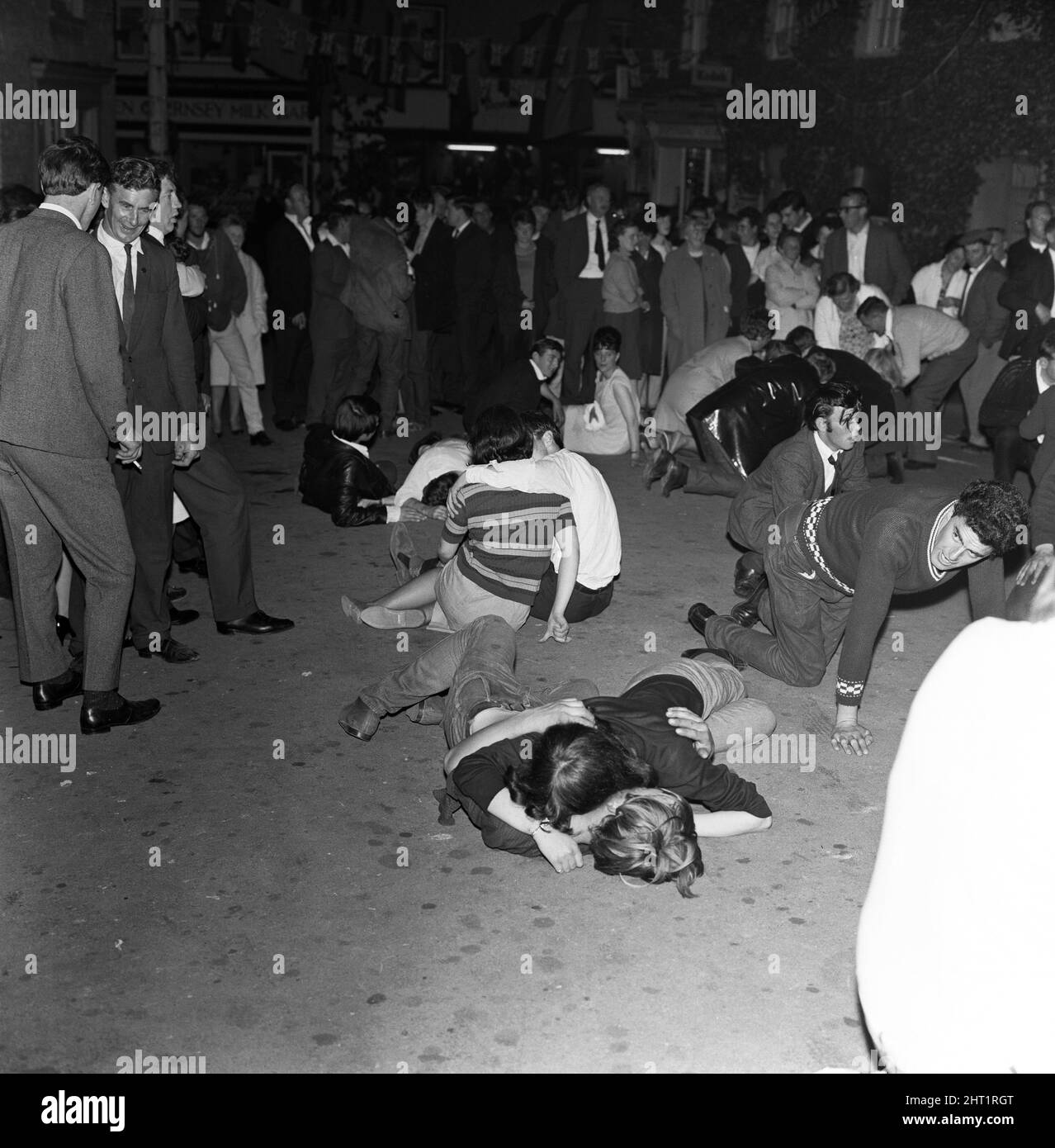 Festa pagana di maggio a Padstow. Il festival di maggio a Padstow, Cornovaglia, inizia con la danza per le strade a partire dalla mezzanotte di domenica 1st maggio. Quando ogni brano termina e i ballerini si fermano, si riposano seduti o sdraiati sulla strada. Nella foto, lunedì mattina presto. 2nd maggio 1966. Foto Stock