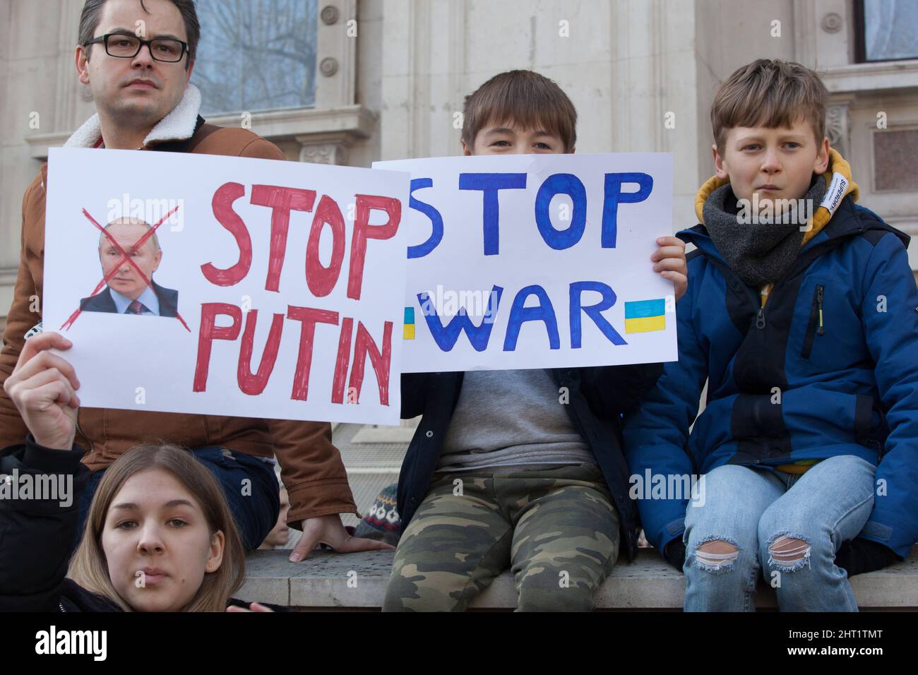 Londra, UK, 26 febbraio 2022: Su Whitehall una folla enorme si è riunita per esprimere il loro sostegno all'Ucraina e alla sua gente. Molti erano espatriati Ucraini che vivevano a Londra. Altri sono i russi expat che non sostengono Vladimir Putin, così come persone di altre repubbliche ex sovietiche e molti sostenitori britannici. Molti segni paragonavano Putin a Hitler o Stalin. Altri hanno chiesto aiuto per i rifugiati, sanzioni più severe, il divieto alla Russia di Swift, e alla NATO di imporre una zona di non volo sull’Ucraina. Anna Watson/Alamy Live News Foto Stock