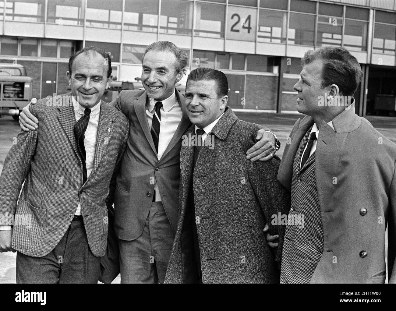 Stanley Matthews (secondo da sinistra) incontra (da sinistra a destra) Alfredo di Stefano, Ferenc Puskas e Laszlo Kubala all'aeroporto di Manchester dopo che hanno volato dentro per una partita di beneficio di Stanley Matthews. 27th aprile 1965. Foto Stock