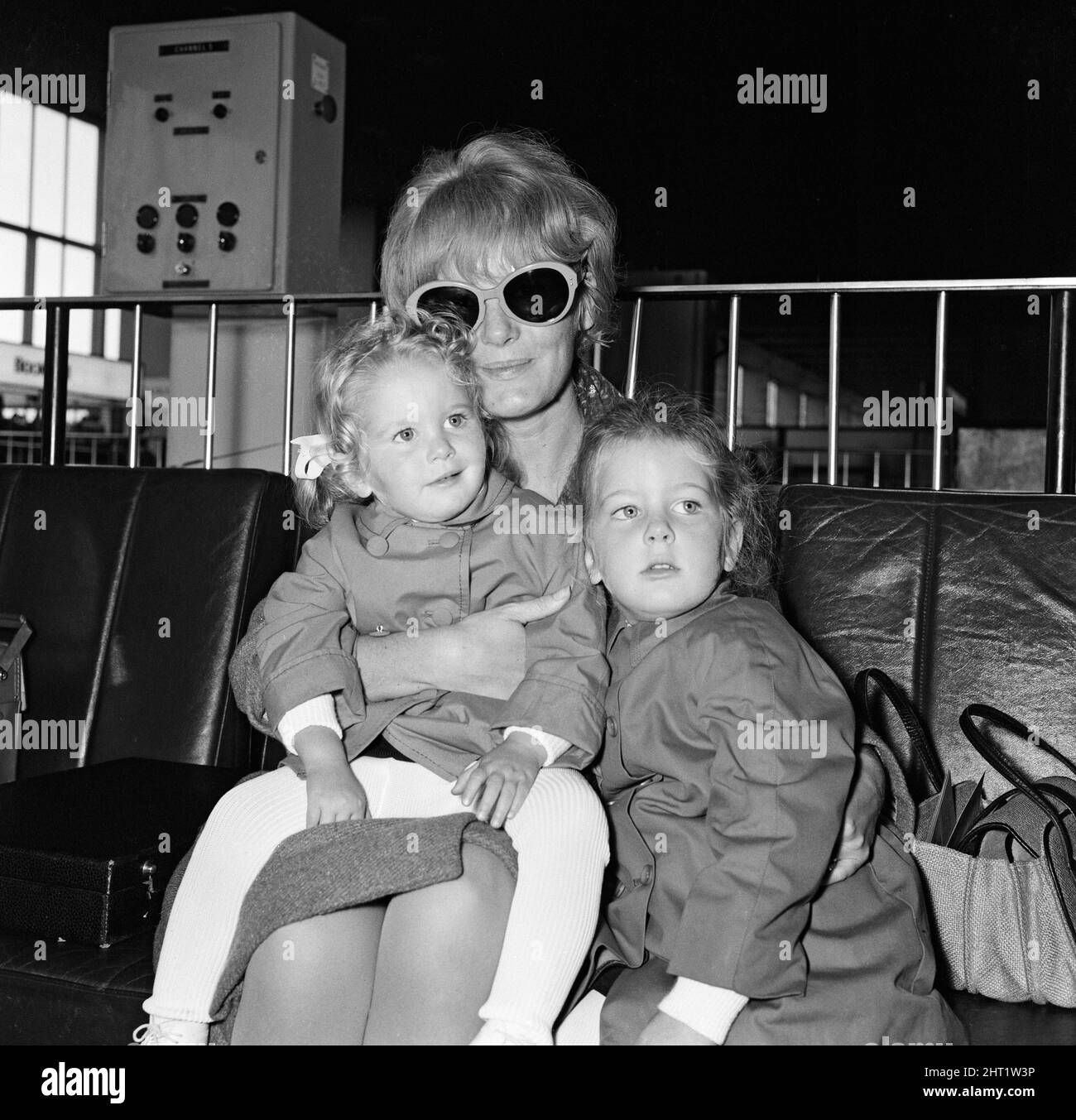 Petula Clark e i suoi figli Catherine (2 anni) e Barbara (3 anni) all'aeroporto di Londra sulla strada per Parigi. 27th settembre 1965. Foto Stock