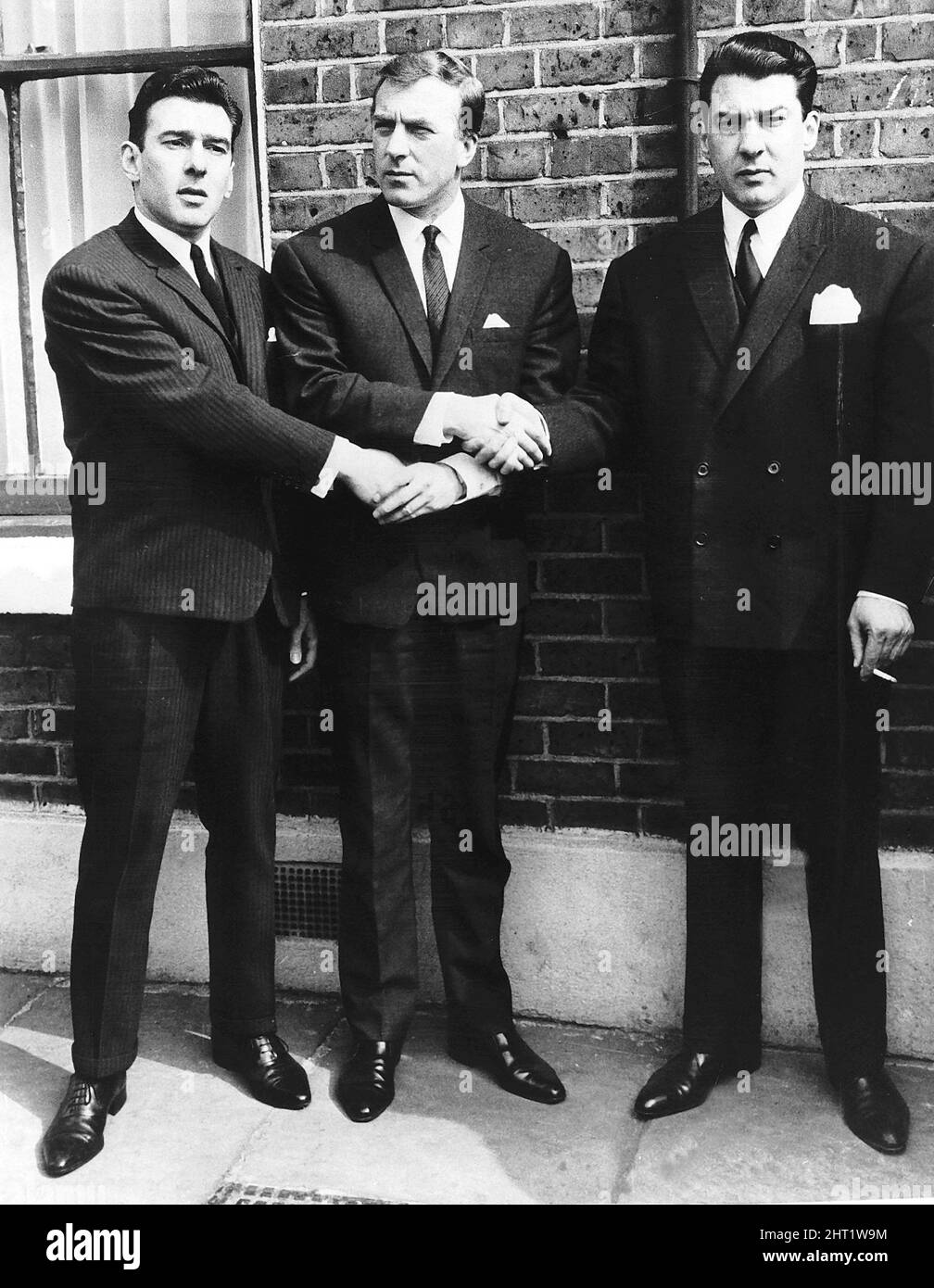 Crime Krays Ronnie lasciò Charlie e Reggie nel 1965 7th gennaio Krays in custodia sopra la minaccia carica. I due fratelli gemelli identici Ronald e Reginald Kray sono stati rimunerati in custodia a carico in connessione con la gestione di una racchetta di protezione a Londra. Foto Stock