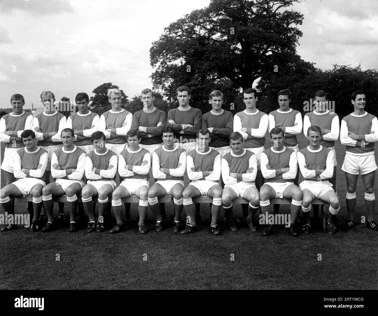 Sport - Calcio - Arsenale - 1965-66 - Team - Back Row - da sinistra a destra - Billy McCullogh, Don Howe, Peter Simpson, Ian Ure, Bob Wilson, Jim Furnell, Tony Burns, Alan Skirton, John Radford, Terry Neill, Frank McLintock. Prima fila - da sinistra a destra - Peter Story, Jim Magill, George Armstrong, Brian Tawse, Jon Sammels, Tommy Baldwin, Joe Baker, David Court, George Eastham. Data - 27th luglio 1965 Foto Stock