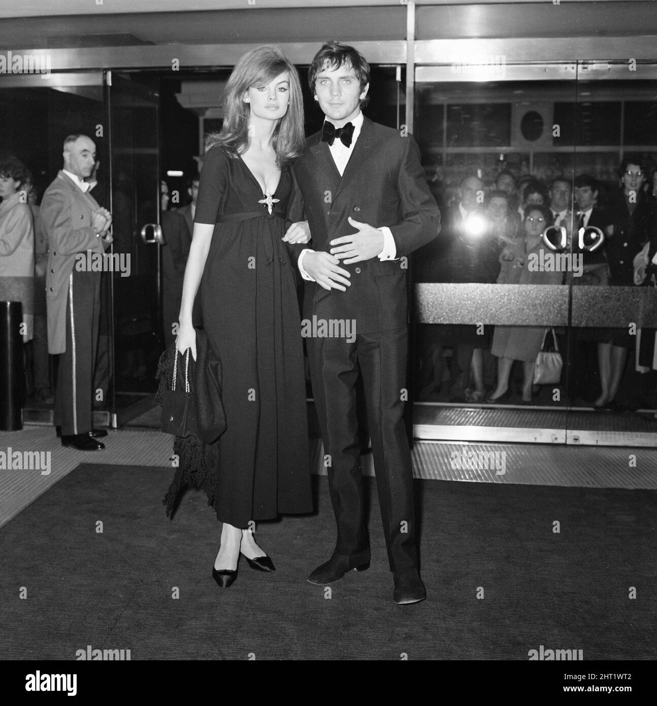 The Collector, 1965 film premiere al Columbia Theatre, Londra, mercoledì 13th ottobre 1965. La nostra foto mostra ... Terence Stamp, protagonista del personaggio Freddie Clegg, con la ragazza Jean Shrimpton. Foto Stock