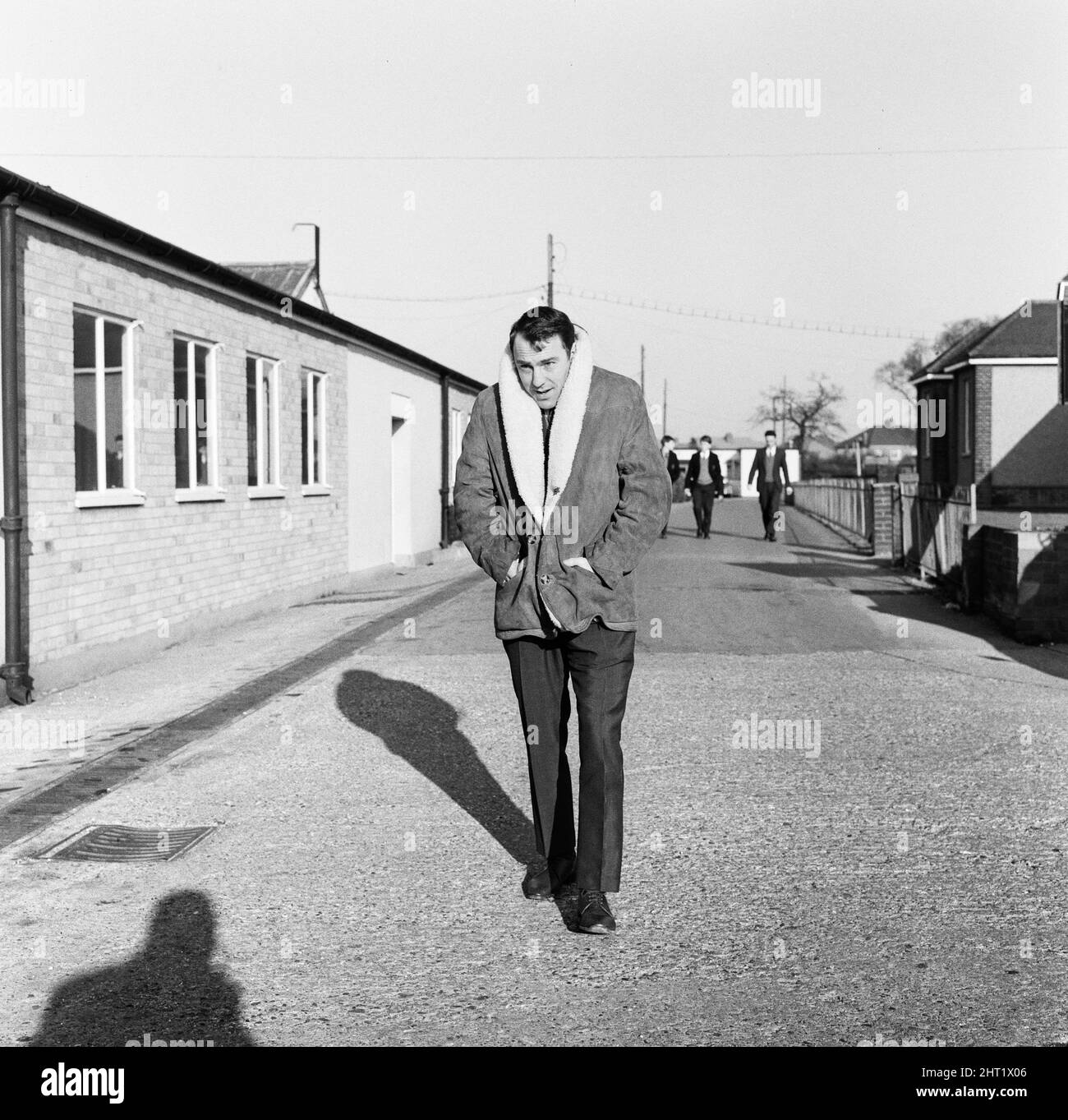 Tottenham e il calciatore inglese Jimmy Greaves si avvolge contro il freddo sulla sua strada per un controllo all'ospedale Harold Wood, Essex. 13th gennaio 1966. Foto Stock