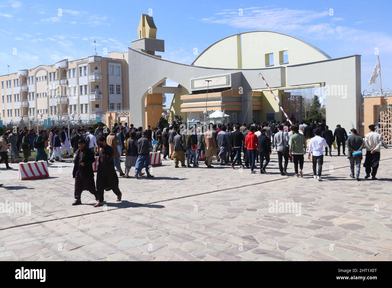 Herat, Afghanistan. 26th Feb 2022. Gli studenti afghani sono visti in un'università nella città di Herat, provincia di Herat, Afghanistan, 26 febbraio 2022. Le università di stato dell'Afghanistan hanno riaperto sabato, più di sei mesi dopo l'acquisizione del paese da parte dei talebani, i media locali Tolo News TV hanno riferito. Credit: Mashal/Xinhua/Alamy Live News Foto Stock