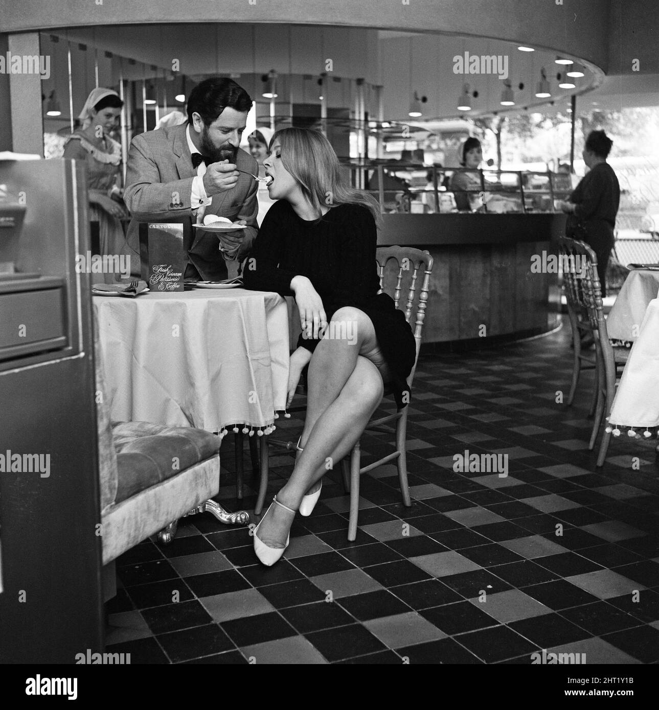 Helen Mirren, stella di Cleopatra al vecchio Vic, ha avuto molti film un ritardo offerte, ma li ha girati tutti giù per continuare i suoi studi alla scuola di dramma per un altro anno. 20 Quando era in un ristorante l'artista Hampstead Nicholas Egon la ha avvistata e ha voluto dipingerla. Helen e Nicholas sono raffigurati al ristorante Cartouche a Centre Heights, Swiss Cottage che mostra come si sono incontrati per la prima volta. 5th ottobre 1965. Foto Stock